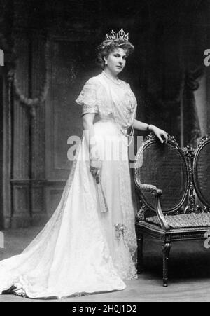 Königin Victoria Eugénie von Spanien, Ehefrau von König Alfonso XIII. In großer Gesellschaftstoilette. [Automatisierte Übersetzung] Stockfoto