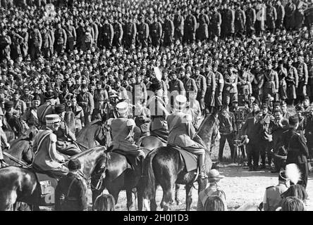 Benito Mussolini (Mitte) sprach im Herbst 1927 im Park der Villa Glori in Rom an Soldaten der italienischen Armee. Anlass war die Feier des 5. Jahrestages des Faschismus (nach dem marsch nach Rom im Oktober 1922). Auf der rechten Seite sind ein Filmteam und die Pressefotografen zu sehen. [Automatisierte Übersetzung] Stockfoto