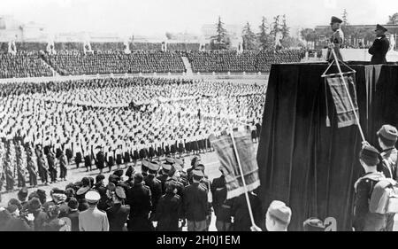 'Am 21. April 1940, der Legende nach, dem Gründungstag Roms im Jahr 753 v. Chr., hielt Benito Mussolini (oben rechts) eine Rede vor 30000 jungen Faschisten im Marmorstadion in Rom, in der er den Slogan ''Arbeit und Arm'' veröffentlichte. [Automatisierte Übersetzung]' Stockfoto