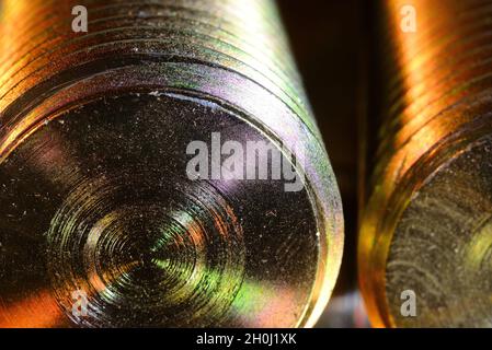 Große messingbeschichtete Schrauben Stockfoto