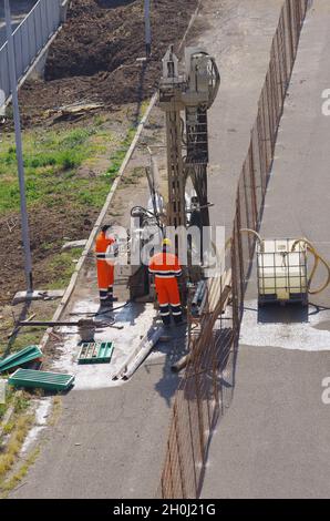 Arbeiter in Sichtweite arbeiten in der Nähe von an auge Stockfoto