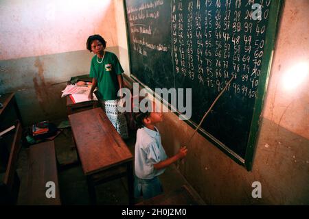 Ein Mädchen löst mathematische Probleme an der Tafel der Montes Namuli Primary School in Gurue, Provinz Zambezia, Mosambik. 10. März 2010.. Stockfoto
