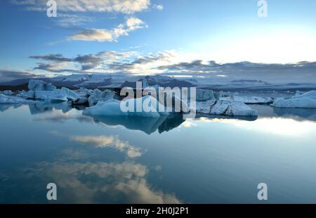 Isländische Gletschersee mit Bergen. Gletscher in Island. Stockfoto