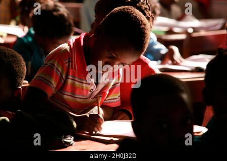 Ein kleiner Junge in einem Klassenzimmer der Montes Namuli Primary School in Gurue, Provinz Zambezia, nördlich von Mosambik. 10. März 2010.. Stockfoto