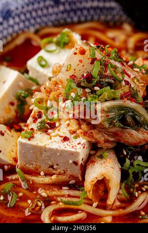 Würziger japanischer Miso Tofu Ramen mit Kimchi Stockfoto