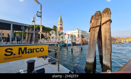 Bushaltestelle für den Wasserbus in Venedig, Italien. San Marco am Canal grande. Berühmter Markusplatz um die Ecke Stockfoto