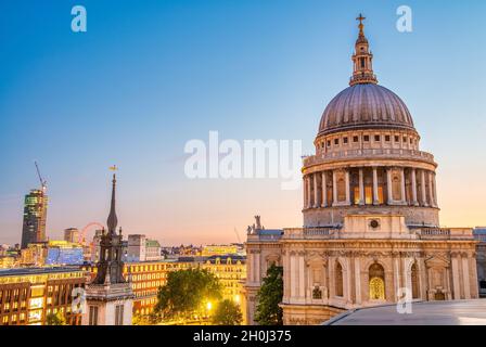 LONDON, Großbritannien - 2. JULI 2015: St Paul Cathedral bei Nacht, Luftaufnahme der Skyline der Stadt Stockfoto