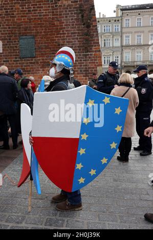 Krakau; Polen - 10. Okt; 2021: Wir bleiben, die Regierung geht! Die Menschen protestieren gegen das Urteil des Verfassungsgerichts. Viele Bürger glauben Stockfoto