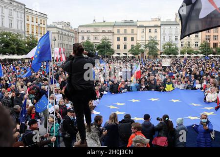 Krakau; Polen - 10. Okt; 2021: Wir bleiben, die Regierung geht! Die Menschen protestieren gegen das Urteil des Verfassungsgerichts. Viele Bürger glauben Stockfoto