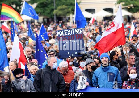 Krakau; Polen - 10. Okt; 2021: Wir bleiben, die Regierung geht! Die Menschen protestieren gegen das Urteil des Verfassungsgerichts. Viele Bürger glauben Stockfoto