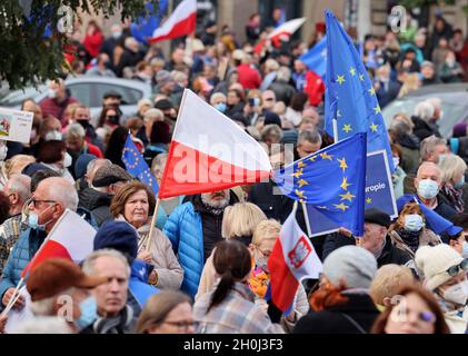 Krakau; Polen - 10. Okt; 2021: Wir bleiben, die Regierung geht! Die Menschen protestieren gegen das Urteil des Verfassungsgerichts. Viele Bürger glauben Stockfoto