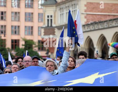 Krakau; Polen - 10. Okt; 2021: Wir bleiben, die Regierung geht! Die Menschen protestieren gegen das Urteil des Verfassungsgerichts. Viele Bürger glauben Stockfoto