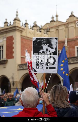 Krakau; Polen - 10. Okt; 2021: Wir bleiben, die Regierung geht! Die Menschen protestieren gegen das Urteil des Verfassungsgerichts. Viele Bürger glauben Stockfoto