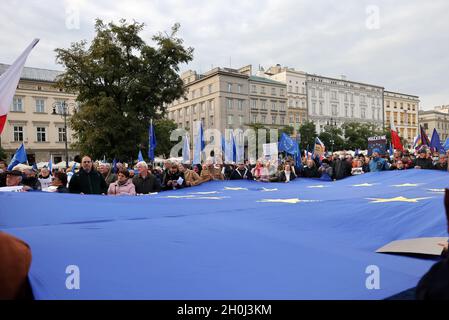 Krakau; Polen - 10. Okt; 2021: Wir bleiben, die Regierung geht! Die Menschen protestieren gegen das Urteil des Verfassungsgerichts. Viele Bürger glauben Stockfoto