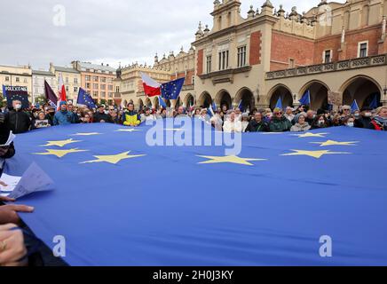 Krakau; Polen - 10. Okt; 2021: Wir bleiben, die Regierung geht! Die Menschen protestieren gegen das Urteil des Verfassungsgerichts. Viele Bürger glauben Stockfoto