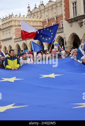 Krakau; Polen - 10. Okt; 2021: Wir bleiben, die Regierung geht! Die Menschen protestieren gegen das Urteil des Verfassungsgerichts. Viele Bürger glauben Stockfoto