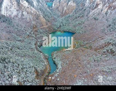 (211013) -- CHENGDU, 13. Oktober 2021 (Xinhua) -- Luftfoto vom 6. November 2018 zeigt die atemberaubende Aussicht auf den malerischen Ort Jiuzhaigou in der südwestlichen chinesischen Provinz Sichuan. Yin, ein 78-jähriger, renommierter Ökologe in China, widmet sich seit mehr als sechs Jahrzehnten dem Schutz der biologischen Vielfalt. Nach seinem Schulabschluss im Jahr 1960 arbeitete Yin am Chengdu Institute of Biology der Chinesischen Akademie der Wissenschaften (CAS), wo er sich hauptsächlich mit der Erforschung und Erhaltung biologischer Ressourcen beschäftigte. Im Jahr 1978 schlug Yin vor, die Naturschutzgebiete Jiuzhaigou und Yading zu gründen, um sie zu verhindern Stockfoto