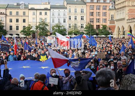 Krakau; Polen - 10. Okt; 2021: Wir bleiben, die Regierung geht! Die Menschen protestieren gegen das Urteil des Verfassungsgerichts. Viele Bürger glauben Stockfoto