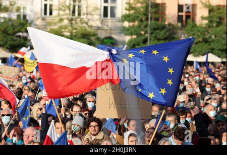 Krakau; Polen - 10. Okt; 2021: Wir bleiben, die Regierung geht! Die Menschen protestieren gegen das Urteil des Verfassungsgerichts. Viele Bürger glauben Stockfoto