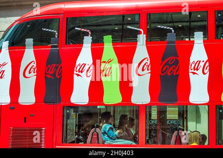 LONDON, Großbritannien - 29. JUNI 2015: Coca Cola wirbt auf einem roten Doppeldeckerbus Stockfoto