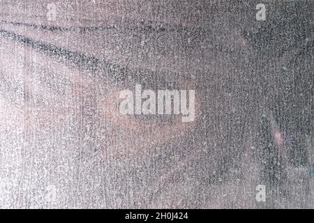 Schmutziges Glas Fenster mit vielen weißen, getrockneten Tropfen aus der Nähe Stockfoto