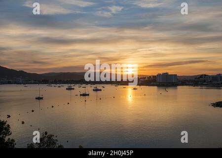 Friedlicher Hafen für Segelboote bei mildem Sonnenuntergang. Stockfoto