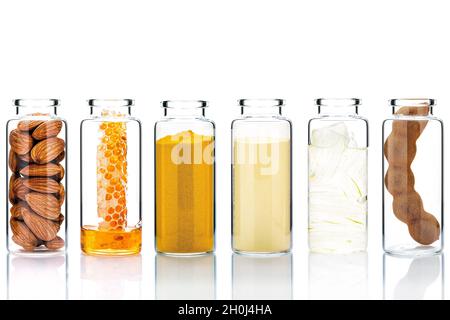 Alternative Hautpflege und hausgemachte Peelings mit natürlichen Inhaltsstoffen in Glasflaschen isolieren auf weißem Hintergrund. Stockfoto