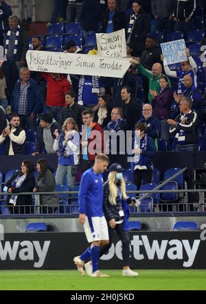 Schalke, Deutschland. 03. Oktober 2021. firo: 03.10.2021 Fuvuball: Fußball: 2. Bundesliga, Saison 2021/2022 FC Schalke 04 - FC Ingolstadt Plakat Banner, Fans, Rekord§ger 3: 0, Simon Terodde, goalrekord set, Von Dieter Schatzschneider Rekordtorschvºtze der 2. Liga Credit: dpa/Alamy Live News Stockfoto