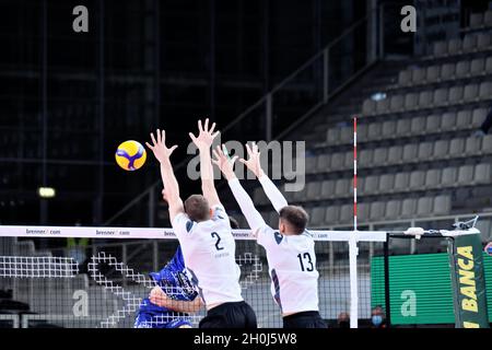 Trient, Italien. Oktober 2021. Verona Volleyball Block während ITAS Trentino vs Volley Verona, Volleyball Italienische Serie A Männer Superliga Meisterschaft in Trient, Italien, Oktober 12 2021 Quelle: Independent Photo Agency/Alamy Live News Stockfoto