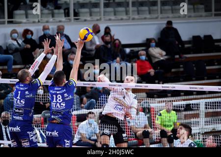 Trient, Italien. Oktober 2021. Marko Podrascanin Block (Trentino Volley) während ITAS Trentino vs Volley Verona, Volleyball Italienische Serie A Superliga-Meisterschaft der Männer in Trient, Italien, Oktober 12 2021 Quelle: Independent Photo Agency/Alamy Live News Stockfoto