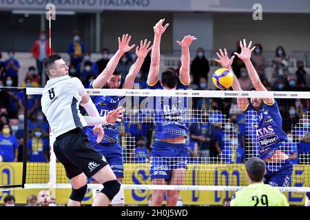 Trient, Italien. Oktober 2021. Trentino Volley Block während ITAS Trentino vs Volley Verona, Volleyball Italienische Serie A Männer Superliga Meisterschaft in Trient, Italien, Oktober 12 2021 Quelle: Independent Photo Agency/Alamy Live News Stockfoto