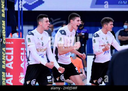 Trient, Italien. Oktober 2021. Luca Spirito Asparuhov Asparuh Uros Nikolic (Verona Volley) während der ITAS Trentino vs Volley Verona, Volleyball Italienische Serie A Männer Superliga Meisterschaft in Trient, Italien, Oktober 12 2021 Quelle: Independent Photo Agency/Alamy Live News Stockfoto