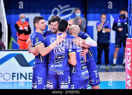 Trient, Italien. Oktober 2021. Trentino Volleyball feiert während der ITAS Trentino vs Volley Verona, Volleyball Ital Serie A Männer Superliga Meisterschaft in Trient, Italien, Oktober 12 2021 Quelle: Independent Photo Agency/Alamy Live News Stockfoto