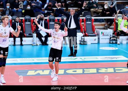 Trient, Italien. Oktober 2021. Luca Spirito Coach Radostin Stoytchev (Verona Volley) während der ITAS Trentino vs Volley Verona, Volleyball Italienische Serie A Männer Superliga Meisterschaft in Trient, Italien, Oktober 12 2021 Quelle: Independent Photo Agency/Alamy Live News Stockfoto