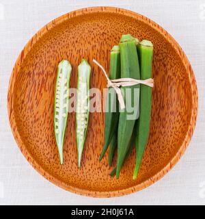 Lady Finger oder Okra sauberes und gesundes Essen auf weißen Tisch. Stockfoto