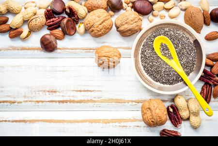 Auswahl essen Quellen von Omega 3 und ungesättigte Fette. Superfood hohe Vitamin E und Ballaststoffe für eine gesunde Ernährung. Gemischte Nüsse Mandeln, Pecan, Haselnuss Stockfoto