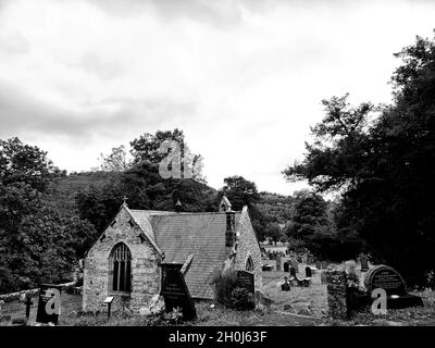 Keltische Symbole schmücken Friedhofsgrabsteine an der Llantysillo-Kirche aus dem 15. Jahrhundert, die in der Nähe der berühmten Horseshoe Falls in Llangollen errichtet wurde. Die Kirche St. Tysilio hat ihre Wurzeln im 12. Oder 13. Jahrhundert, wurde aber Anfang des 15. Jahrhunderts gründlich umgebaut. In der frühen Periode seines Bestehens war es sicherlich im Besitz der nahe gelegenen Abtei Valle Crucis. Im Jahr 1718 wurde der Kirche das nördliche Querschiff hinzugefügt, und 1869 wurde eine viktorianische Restaurierung des Gebäudes durchgeführt. Wales. Stockfoto