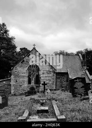 Keltische Symbole schmücken Friedhofsgrabsteine an der Llantysillo-Kirche aus dem 15. Jahrhundert, die in der Nähe der berühmten Horseshoe Falls in Llangollen errichtet wurde. Die Kirche St. Tysilio hat ihre Wurzeln im 12. Oder 13. Jahrhundert, wurde aber Anfang des 15. Jahrhunderts gründlich umgebaut. In der frühen Periode seines Bestehens war es sicherlich im Besitz der nahe gelegenen Abtei Valle Crucis. Im Jahr 1718 wurde der Kirche das nördliche Querschiff hinzugefügt, und 1869 wurde eine viktorianische Restaurierung des Gebäudes durchgeführt. Wales. Stockfoto