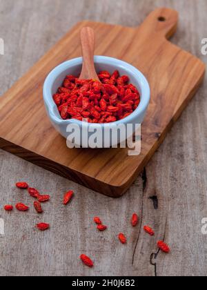 Alternative health care und orientalischen Zutaten getrocknete Tibetischen Goji Beeren auf alten Holz- Hintergrund. Stockfoto