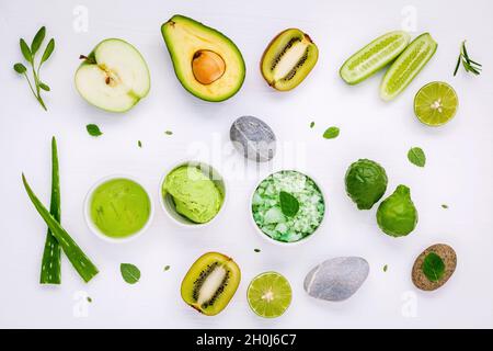 Hausgemachte Hautpflege und Körperpeelings mit grünen natürliche Inhaltsstoffe Aloe vera, Kalk, Gurke, aromatische Salz, grüner Apfel, Minze, Rosmarin, Kiwi und Salbei s Stockfoto