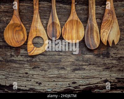 Verschiedene Holz- und Kochutensilien. Holzlöffel und Holzspachtel auf schäbige Holz- Hintergrund mit Flach Platz und zu kopieren. Stockfoto