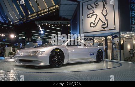 Peugeot Oxia Mid Motor Supercar auf dem Pariser Auto Salon 1988. Paris ...