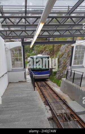 Bergen, Norwegen - 13. Jun 2012: Die Standseilbahn von Floibanen kommt am Bahnhof an Stockfoto