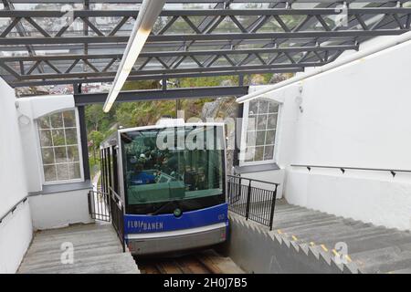 Bergen, Norwegen - 13. Jun 2012: Standseilbahn und Bahnhof von Floibanen Stockfoto