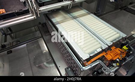 Nahaufnahme einer Elektroauto-Batterie in einer Fabrik auf der Montagelinie. Stockfoto