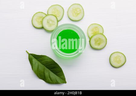 Natürliche pflanzliche Hautpflegeprodukte. Ansicht von oben Zutaten Gurken und Aloe vera auf Tisch Konzept der besten alle natürliche Gesichts Feuchtigkeitscreme. Gesichtsbehandlung verwöhnen Stockfoto