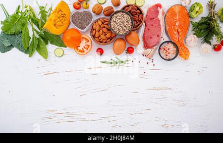 Ketogenic Low Carbs Diät Konzept. Zutaten für gesunde Lebensmittel Auswahl auf weißem Holz- Hintergrund. Gesunden Zutaten der ungesättigten Fette ausgeglichen Stockfoto