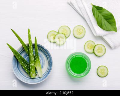 Natürliche pflanzliche Hautpflegeprodukte. Ansicht von oben Zutaten Gurken und Aloe vera auf Tisch Konzept der besten alle natürliche Gesichts Feuchtigkeitscreme. Gesichtsbehandlung verwöhnen Stockfoto