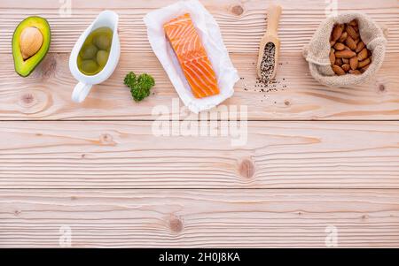 Ketogenic Low Carbs Diät Konzept. Zutaten für die gesunde Nahrungsmittel Auswahl auf weißem Hintergrund. Ausgewogene, gesunde Nahrungsmittel Bestandteile von ungesättigten f Stockfoto