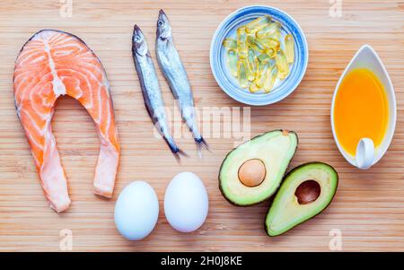 Auswahl essen Quellen von Omega 3 und ungesättigte Fette. Super Essen hohen Vitamin E und Ballaststoffe für eine gesunde Ernährung. Olivenöl, weiße Eier, Fisch Öl Stockfoto